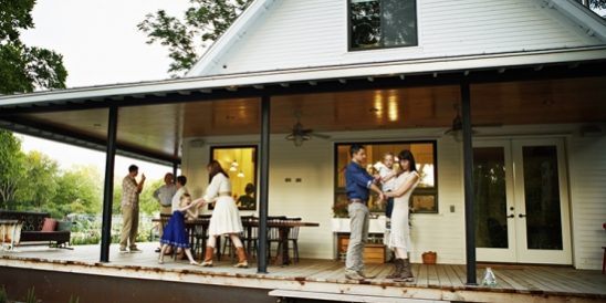 more-people-are-finding-the-benefits-of-multigenerational-living-KCM-549×300-1